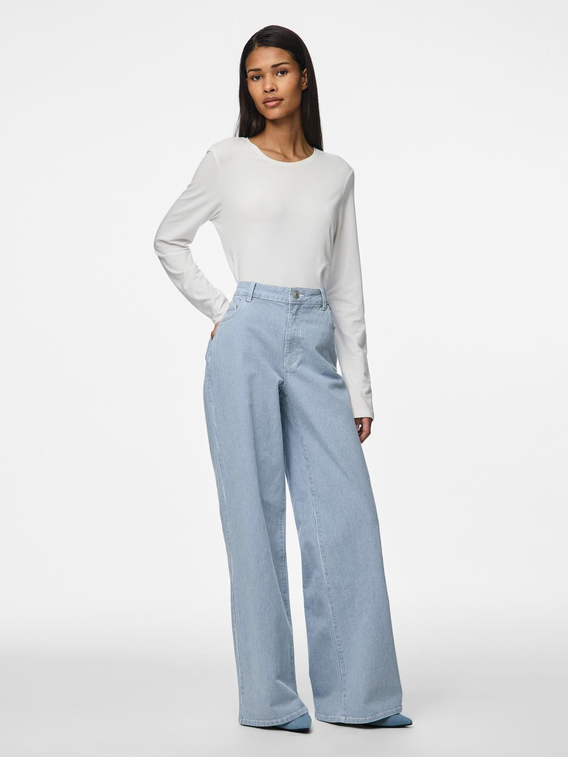 model_shot-front_full